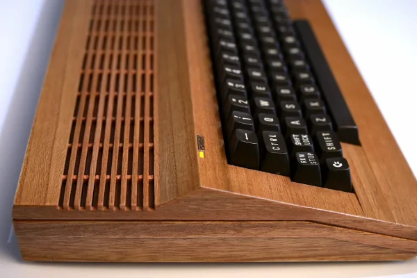 C64 Hout Editie linkerzijde