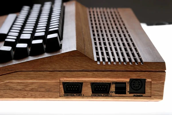 C64 Hout Editie rechterzijde