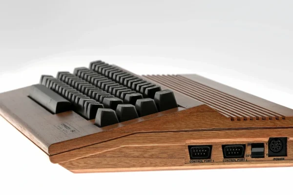 C64 Hout Editie rechtsvoor