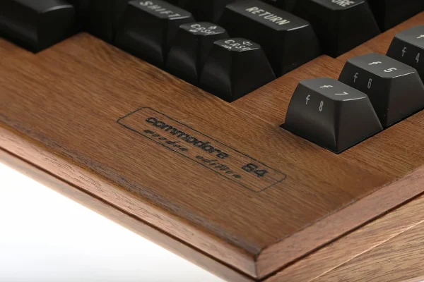 C64 Hout Editie rechtsvoor groot