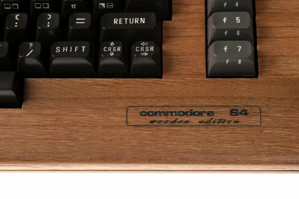 C64 Hout Editie Commodore logo